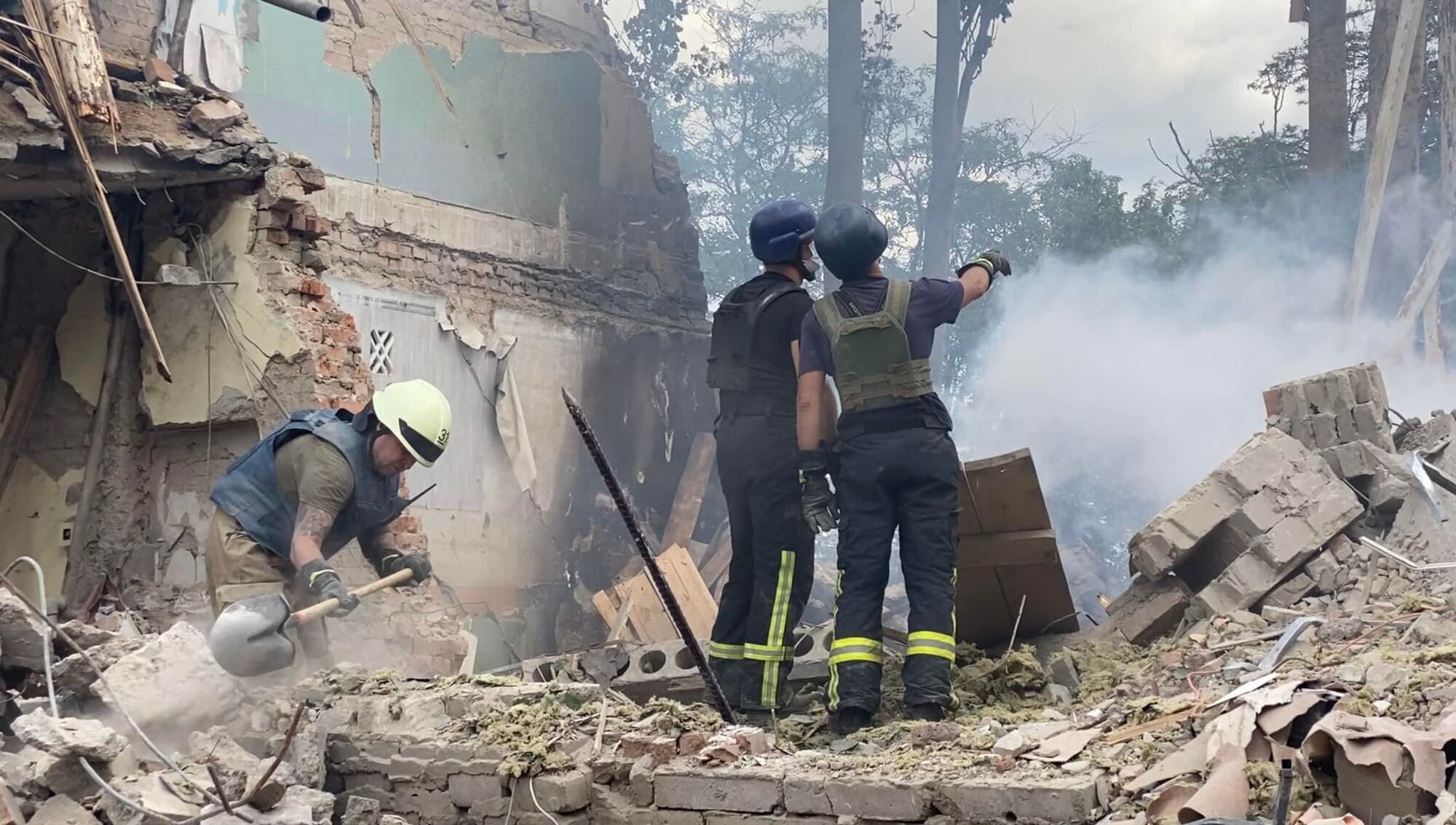 Під завалами знайшли тіла трьох чоловіків.