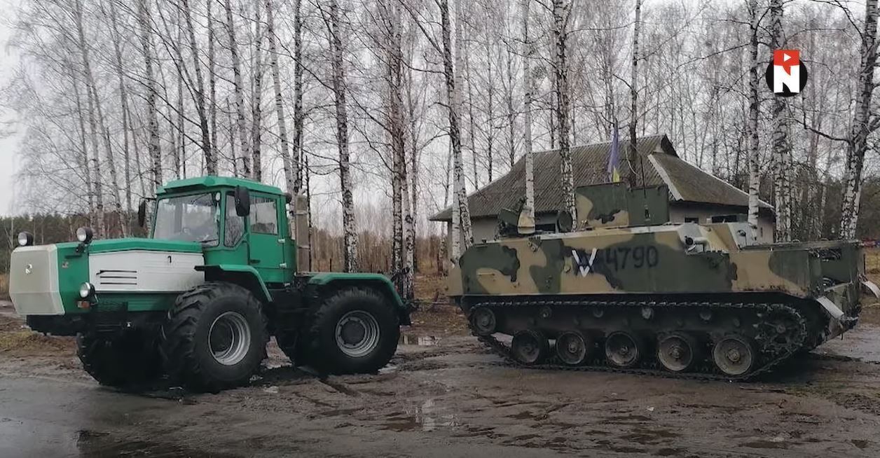 В Украине вражескую трофейную технику доставляли тракторами