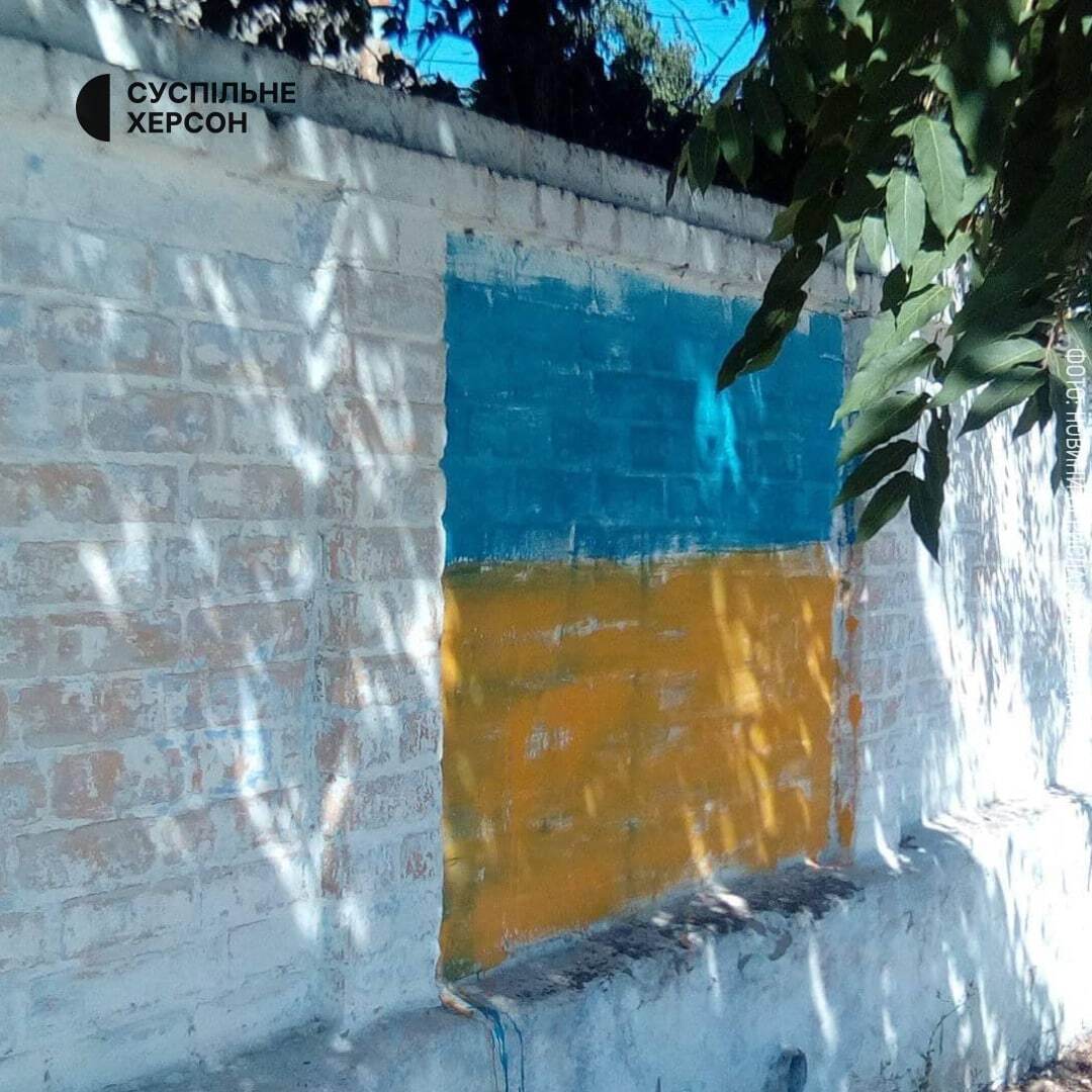В окупованому Бериславі невідомі патріоти розмалювали стіни міста у кольори державного прапора України