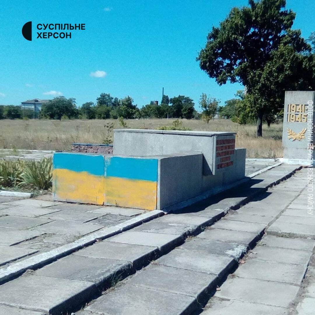 В окупованому Бериславі невідомі патріоти розмалювали стіни міста у кольори державного прапора України