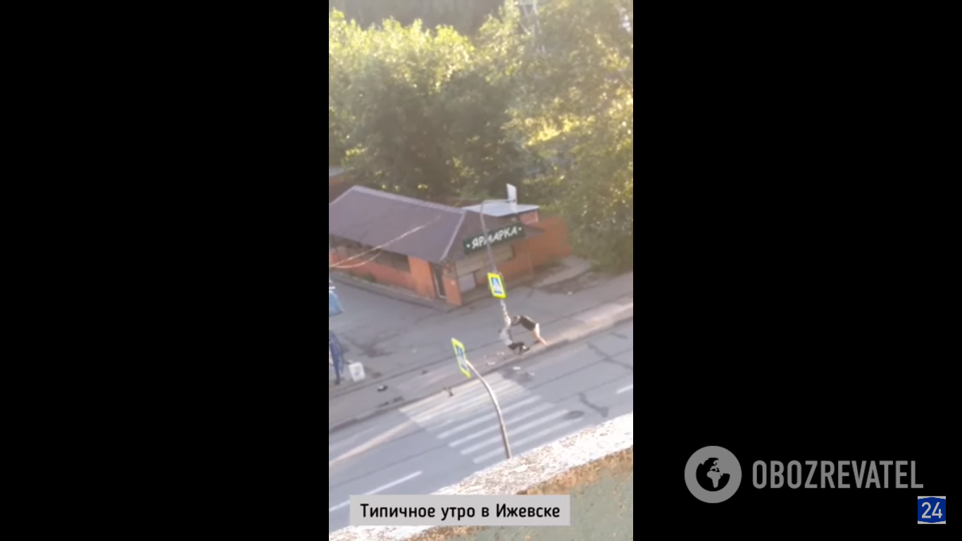 В российском Ижевске мужчины уничтожили сине-желтые дорожные знаки.