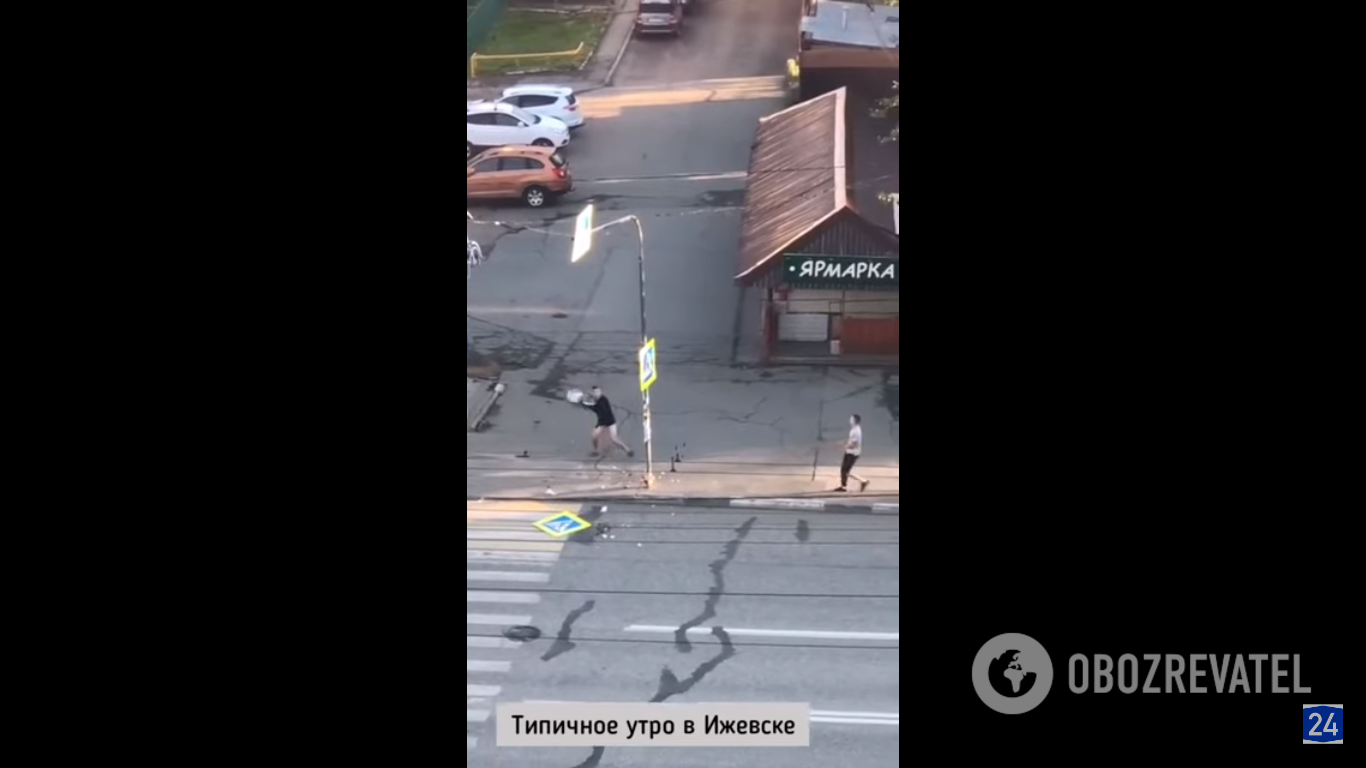 В російському Іжевську чоловіки знищили синьо-жовті дорожні знаки