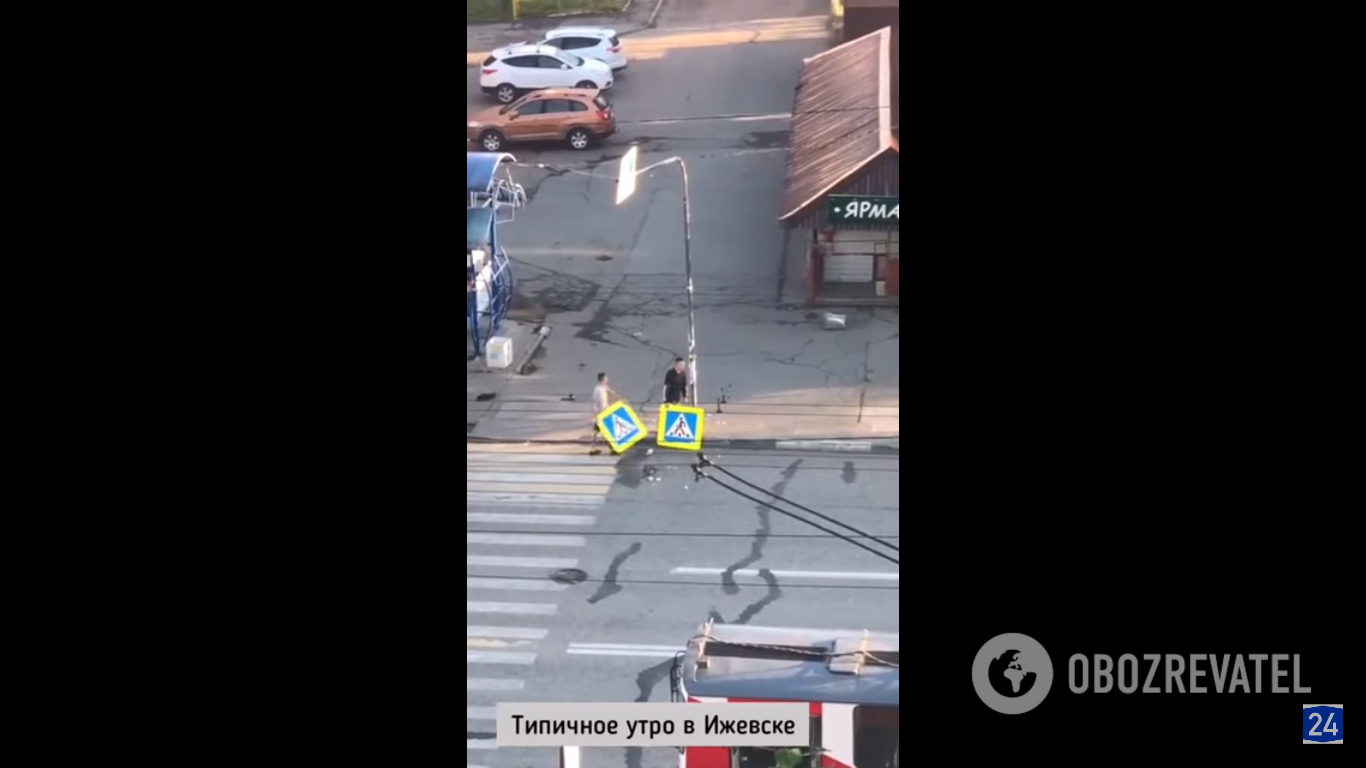 В російському Іжевську чоловіки знищили синьо-жовті дорожні знаки