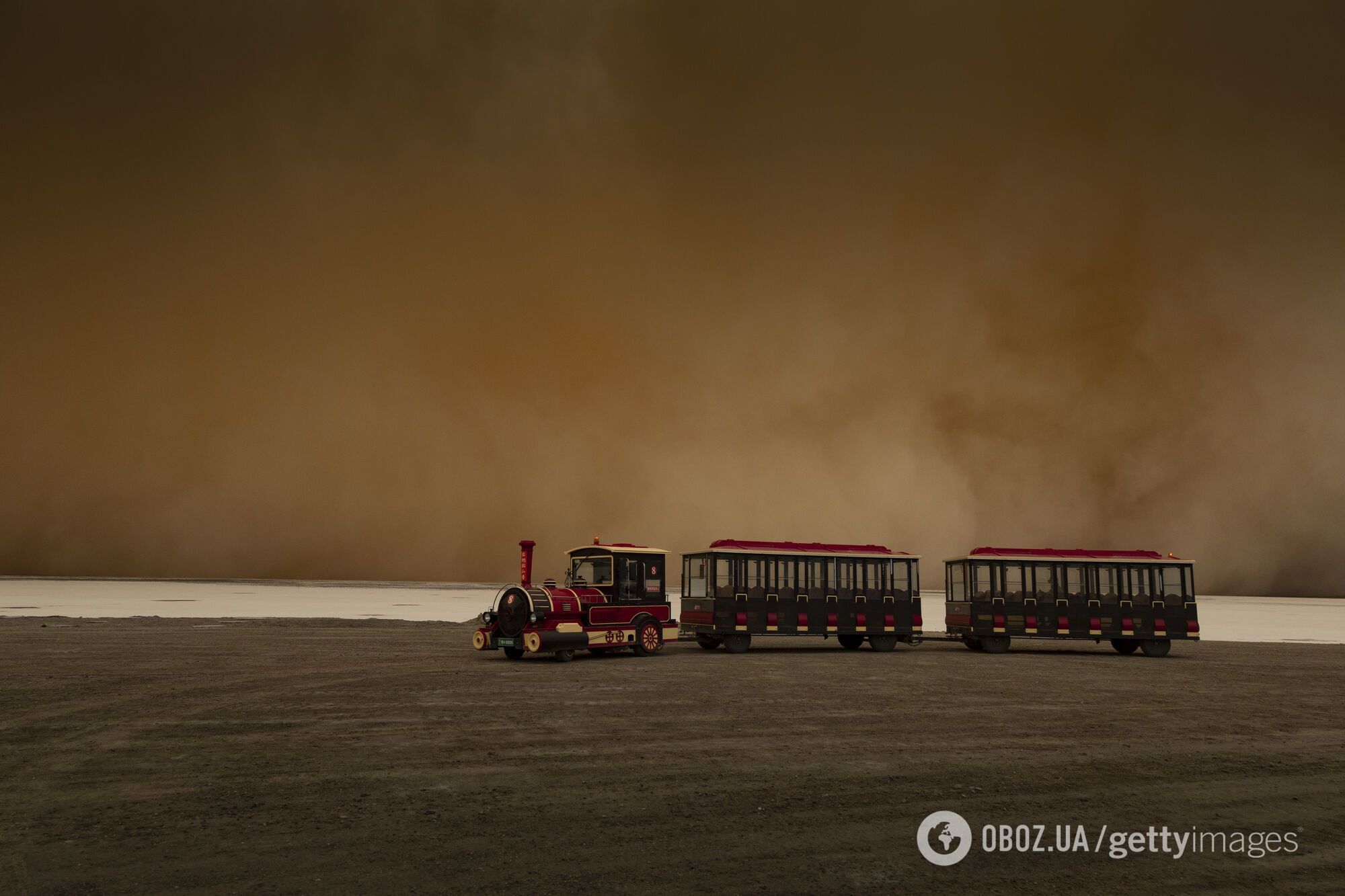Китай накрыла самая мощная за 20 лет песчаная буря. Апокалиптические фото и видео