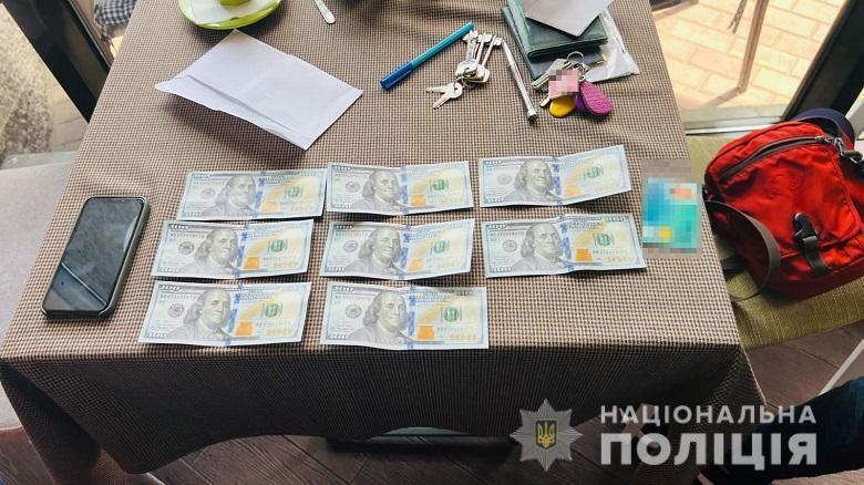 Зловмисника затримали під час отримання грошей.