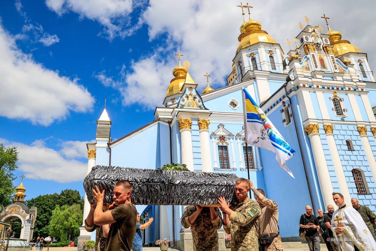 С журналистом попрощались близкие и побратимы.