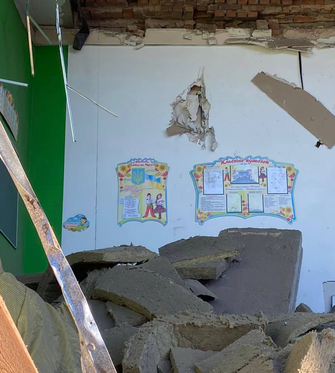 Оккупанты разрушили три школы в городе Апостолово
