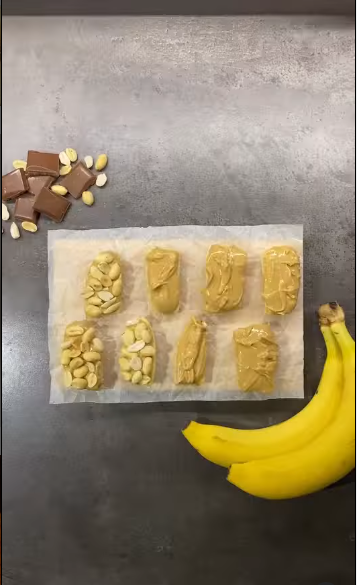 Домашние сникерсы с бананом: как сделать эффектный десерт на скорую руку