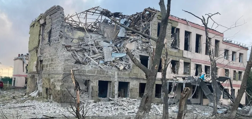 Из-под завалов школы в Краматорске извлекли три тела.