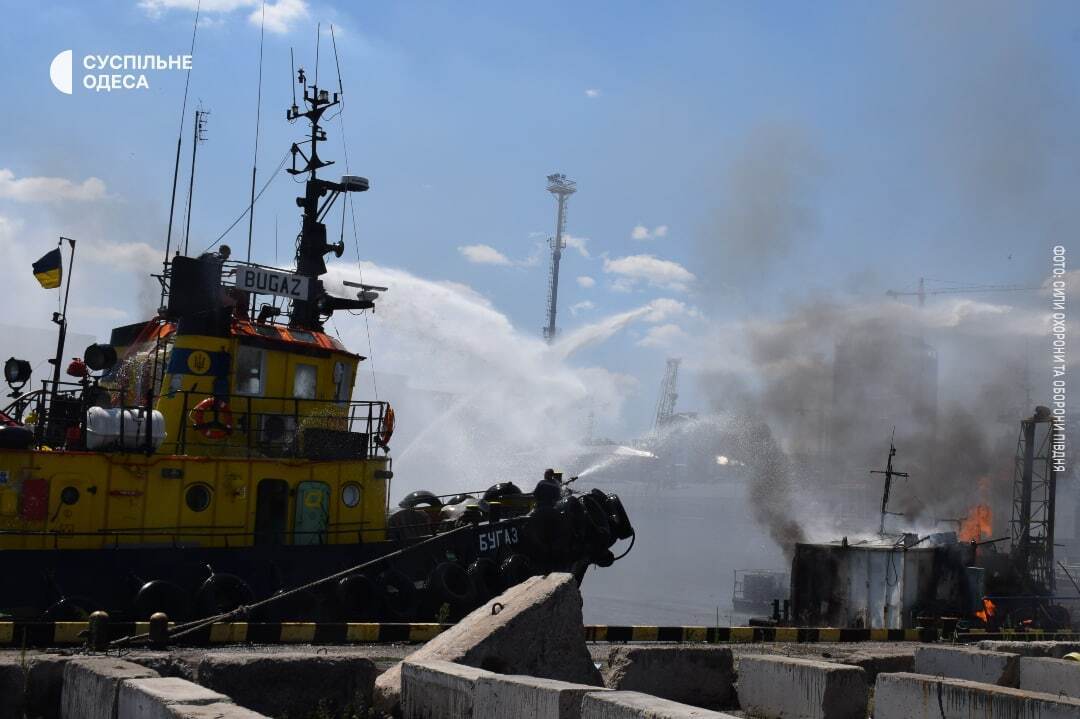 Українські рятувальники гасять пожежу в Одеському порту після російського обстрілу