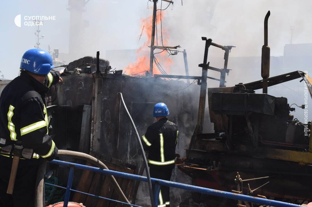 Украинские спасатели тушат пожар в Одесском порту после российского обстрела