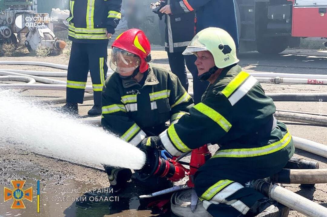 Українські рятувальники гасять пожежу в Одеському порту після російського обстрілу