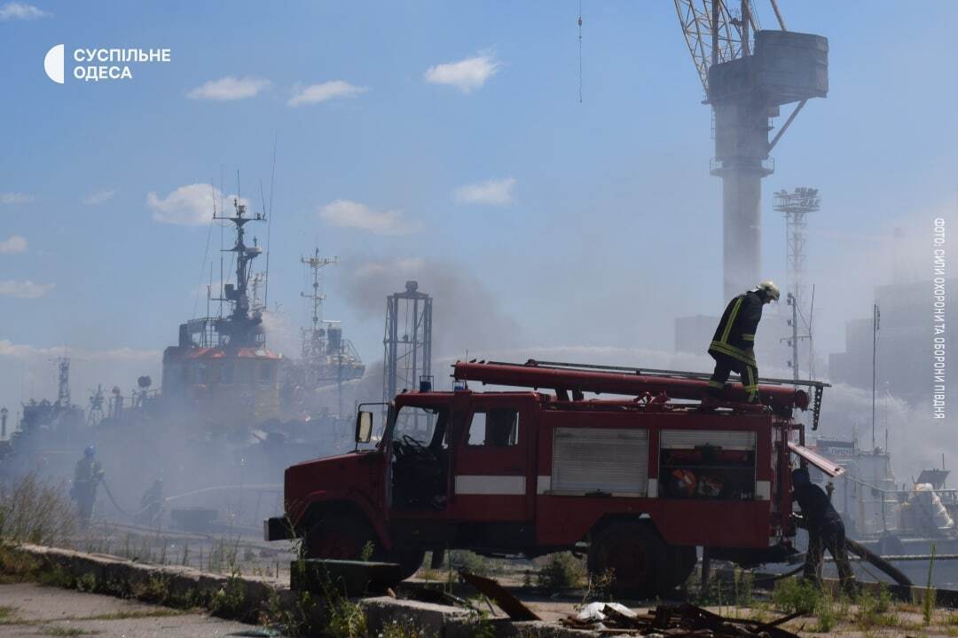 Українські рятувальники гасять пожежу в Одеському порту після російського обстрілу