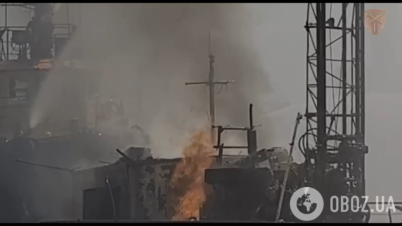 Українські рятувальники гасять пожежу в Одеському порту після російського обстрілу
