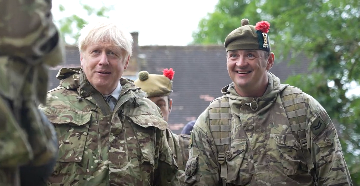 Борис Джонсон потренировался с украинскими военными в Британии