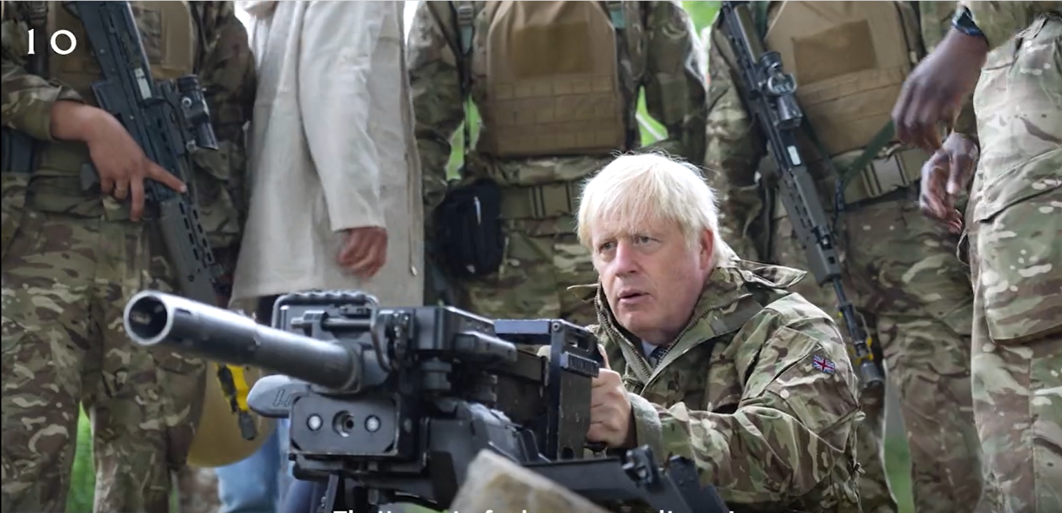 Борис Джонсон потренировался с украинскими военными в Британии