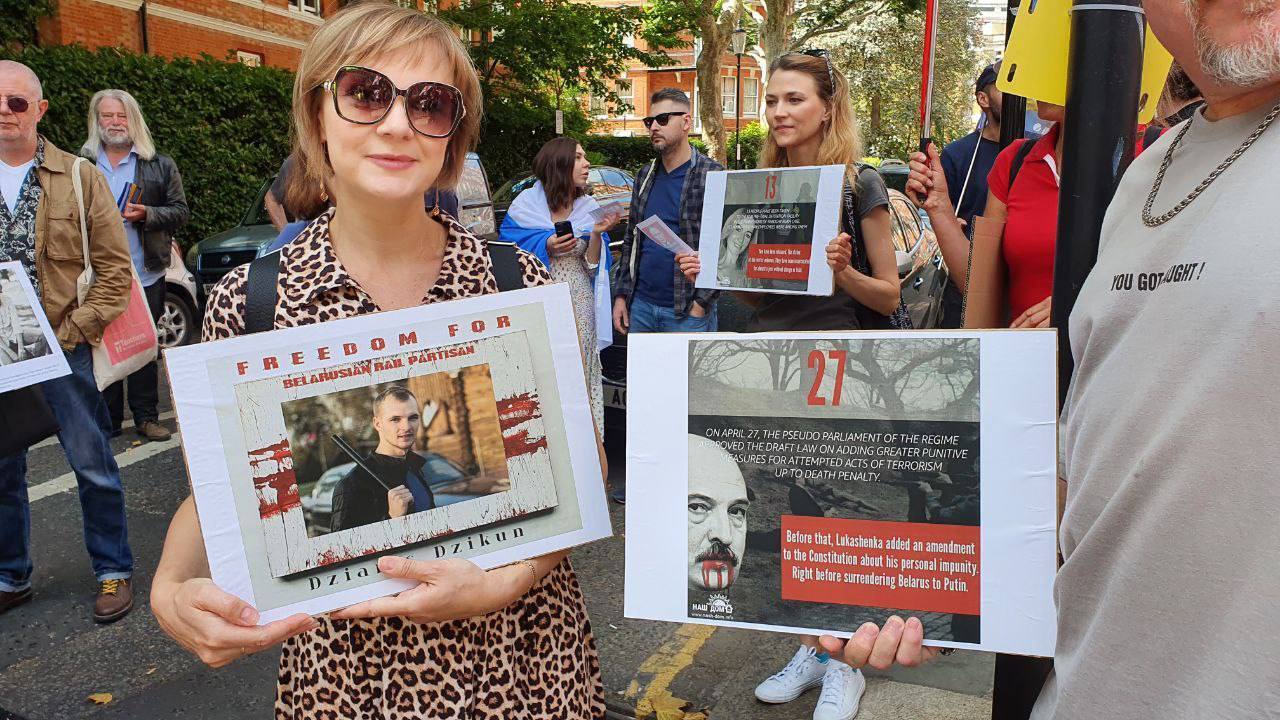 Акция проходила возле посольства Беларуси