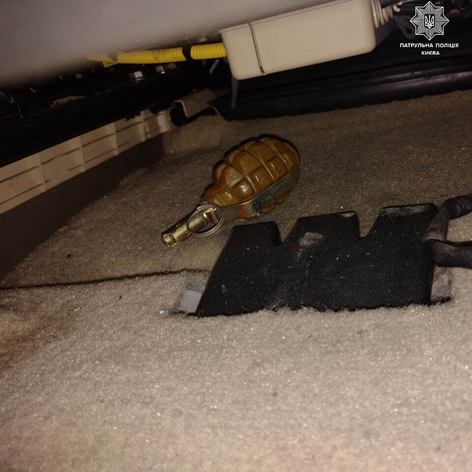 В салоне авто нашли предмет, похожий на гранату.