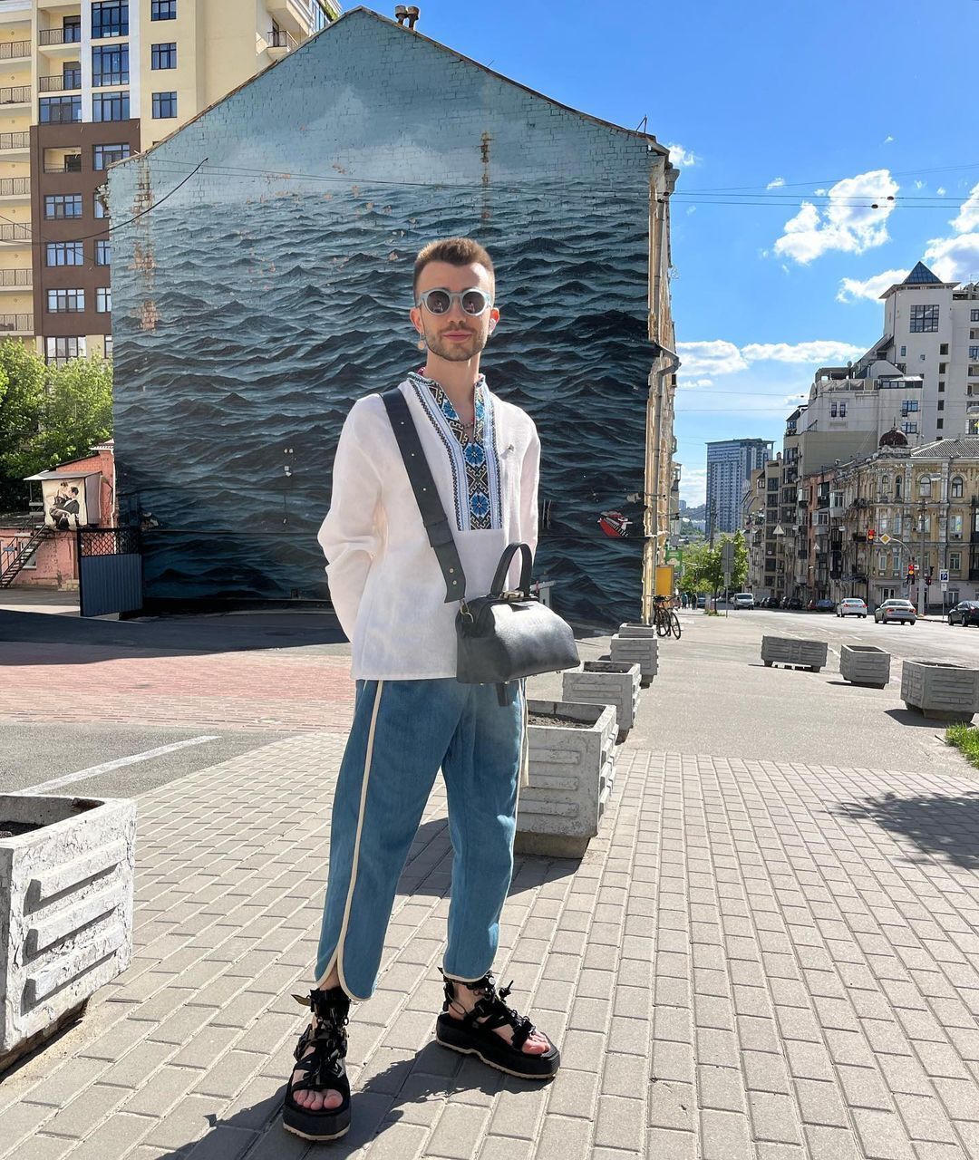 Український художник Нікіта Гудзовський витер ноги об прапор Росії. Відео