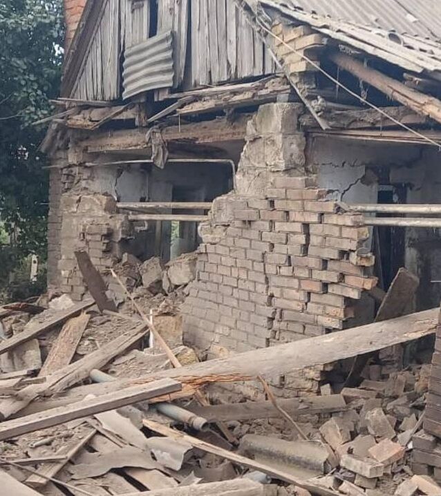 Зруйнований внаслідок обстрілів будинок