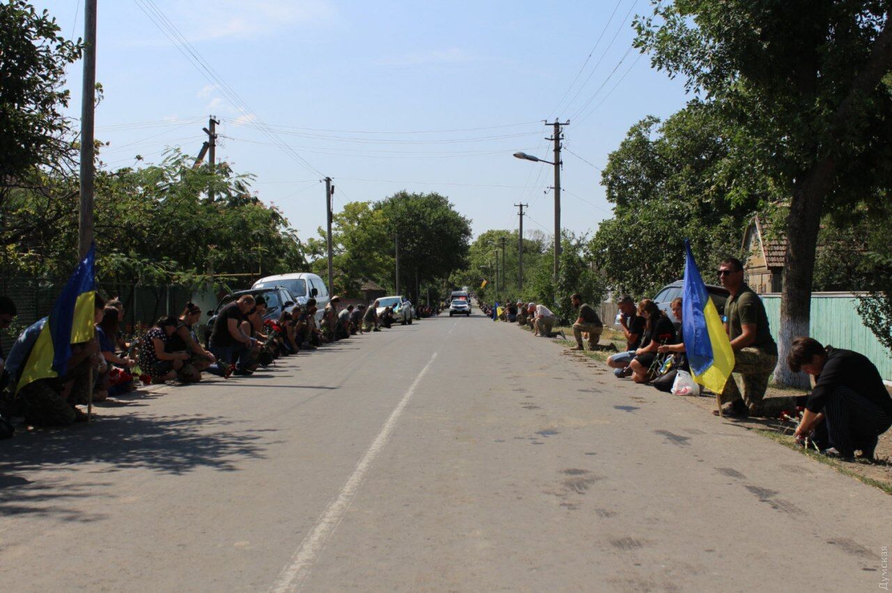 Героя зустріли на колінах