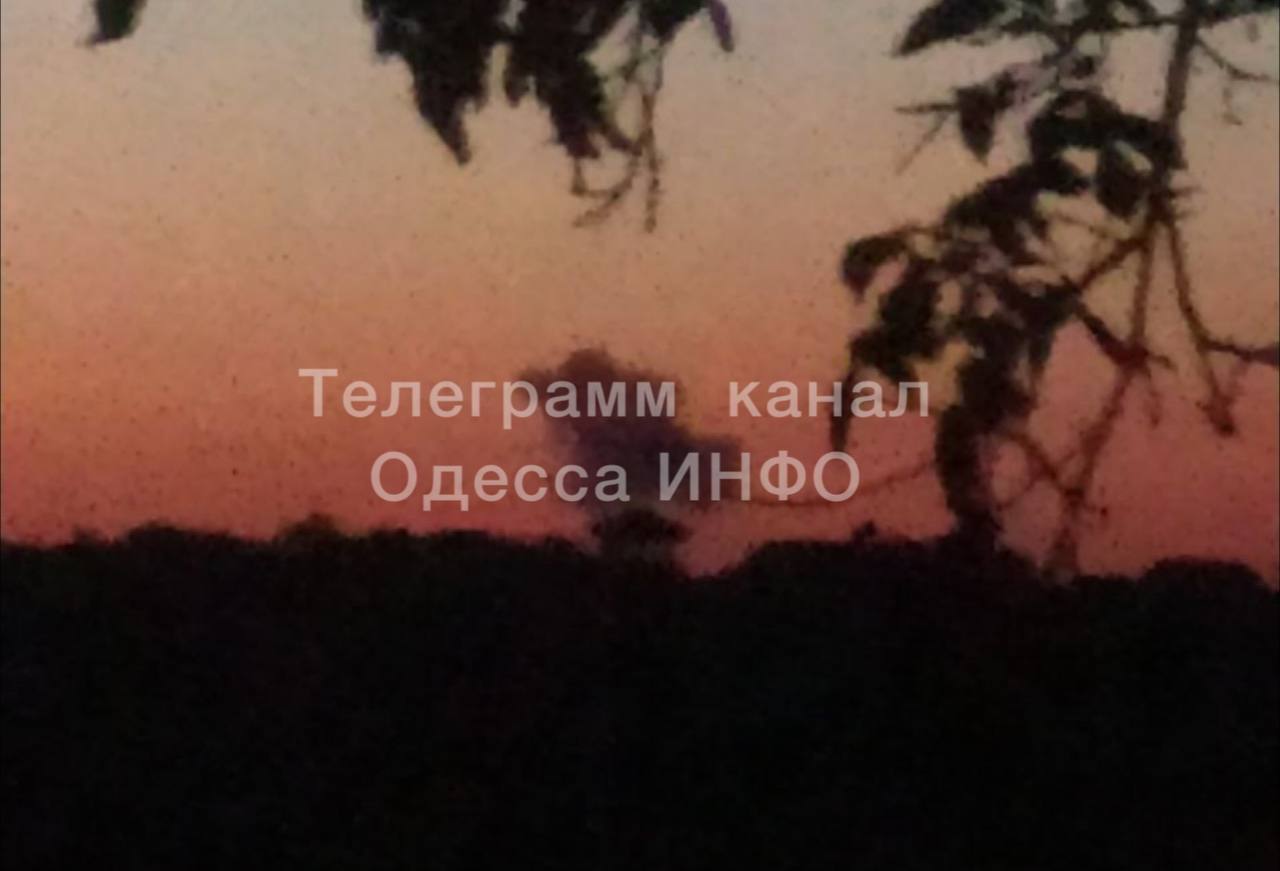 В Харькове, Николаеве и на Одесщине прогремели мощные взрывы, поднялся дым. Фото и видео