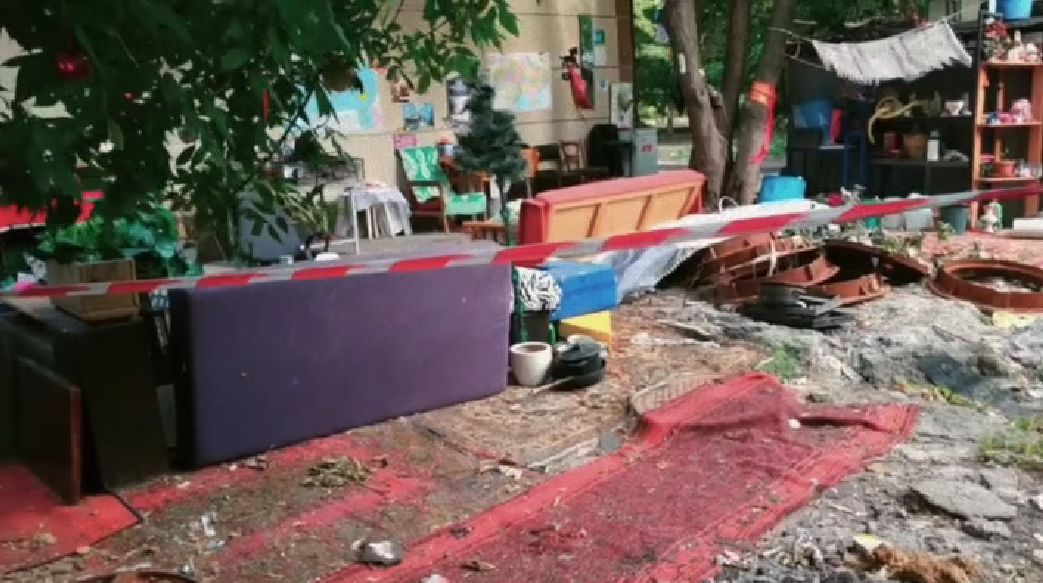 У Маріуполі мешканці першого знесеного окупантами будинку змушені облаштувати житло на вулиці просто неба. Відео