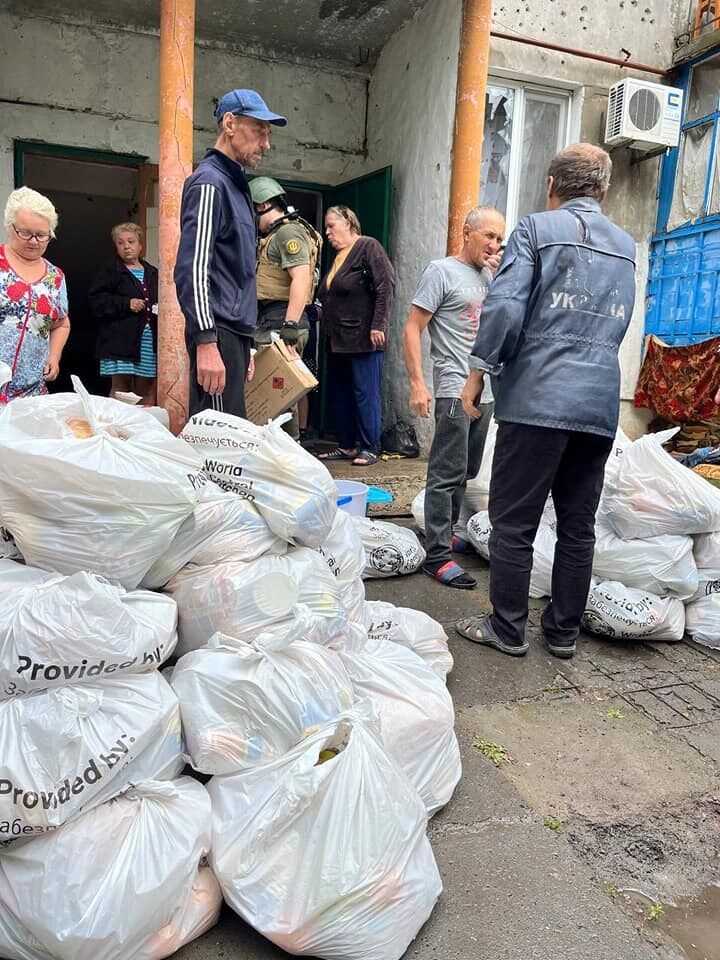 Для мешканців сусідньої області волонтери відправили 500 кг гуманітарних наборів