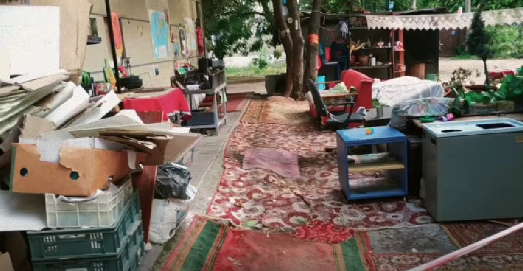 В Мариуполе жители первого снесенного оккупантами дома вынуждены обустроить жилье на улице под открытым небом. Видео