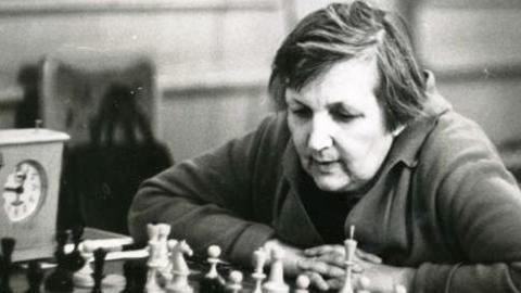 Врятувала від голоду та обстрілів 300 дітей: українська плавчиня у 45 років виграла шахову корону для СРСР і стала героїнею Google