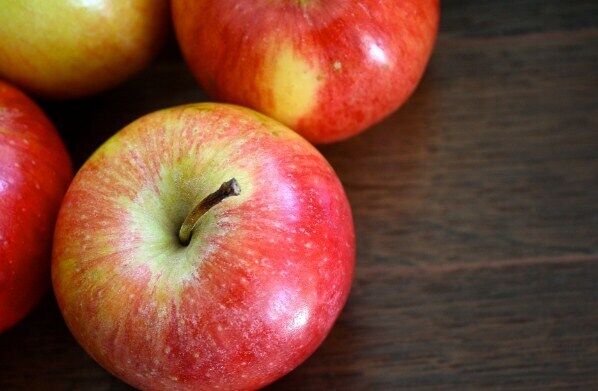 Як правильно зварити сік з яблук на зиму