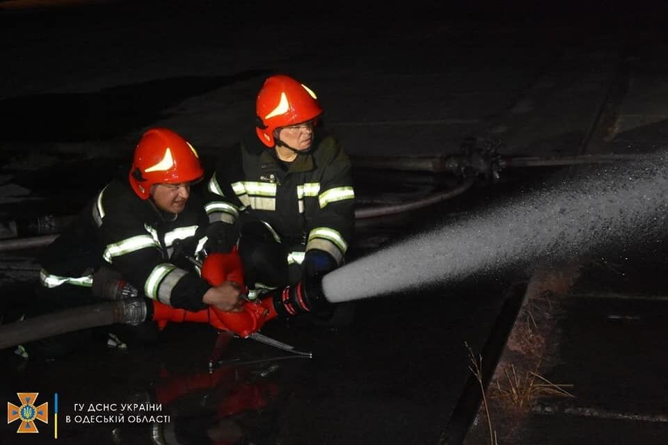 У ДСНС показали ліквідацію пожежі в порту Одеси