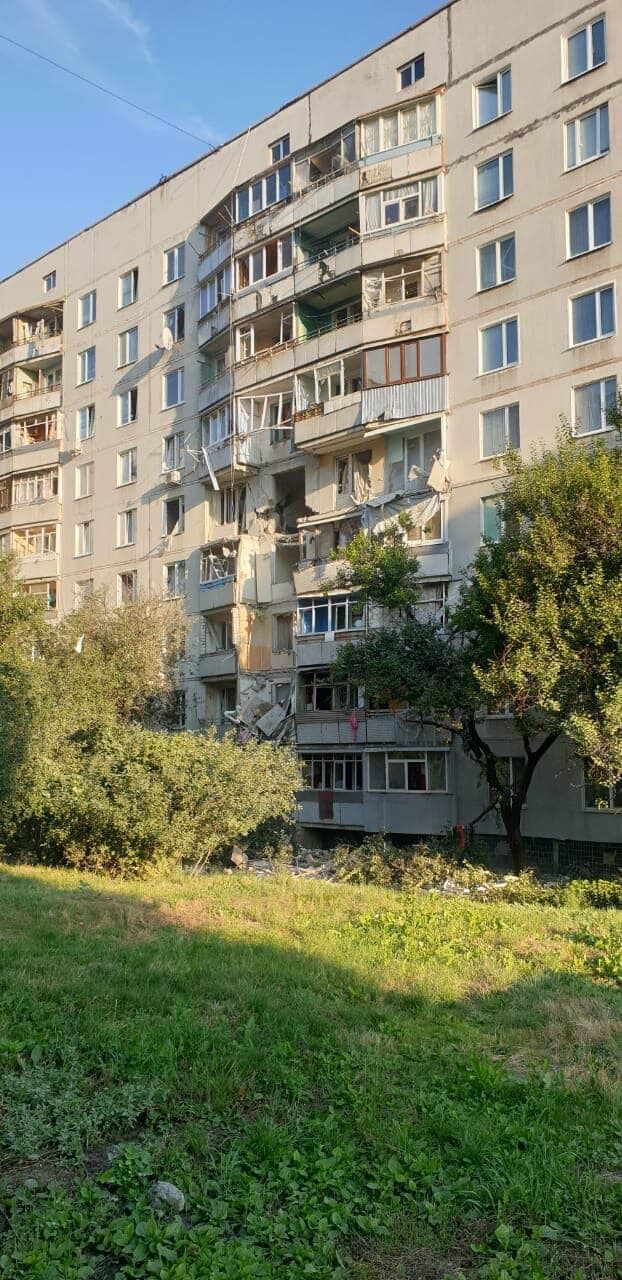 Ракеты РФ повредили многоэтажку в Чугуеве