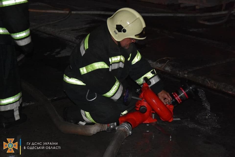 У ДСНС показали ліквідацію пожежі в порту Одеси