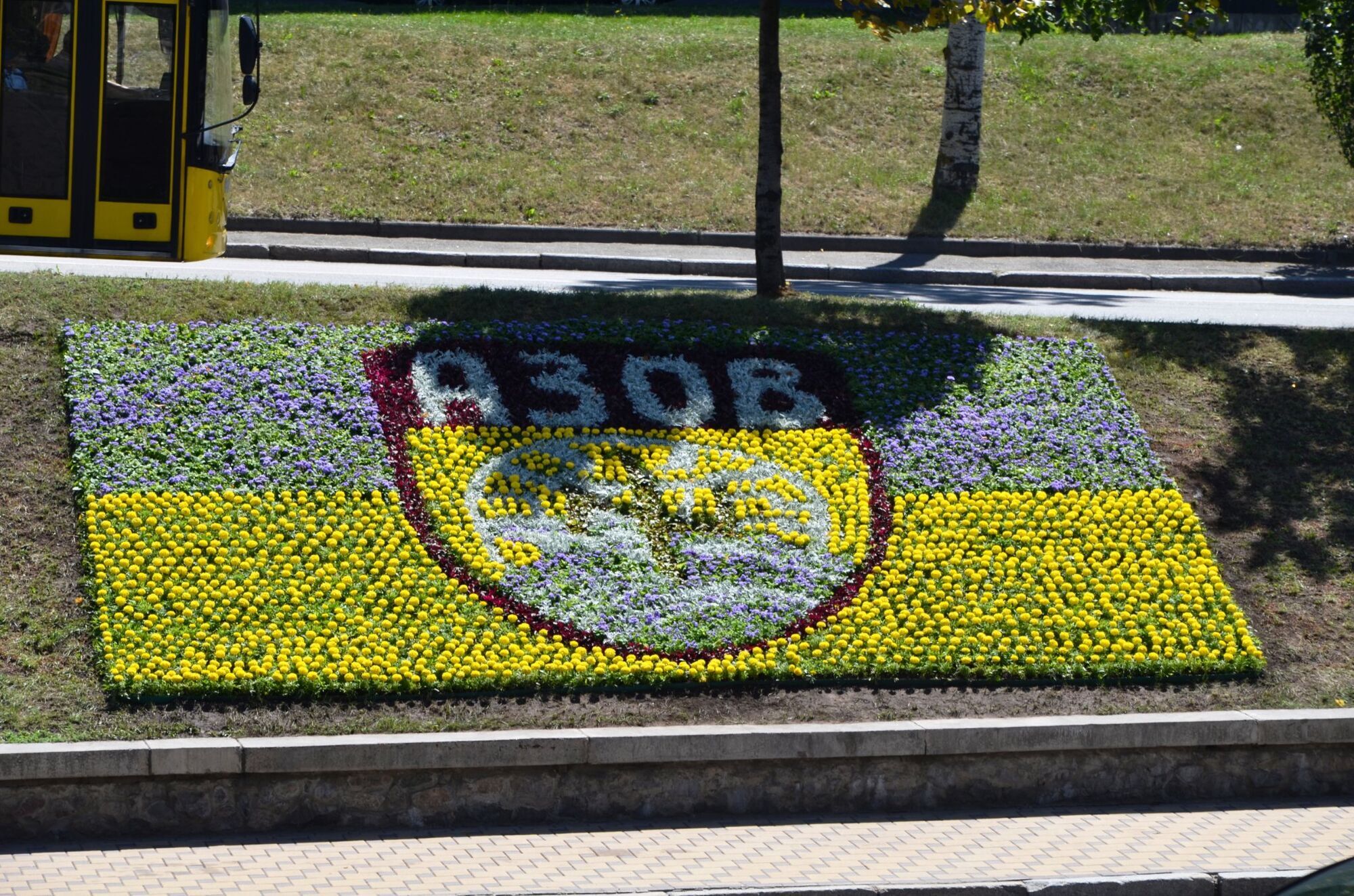 Цветочное панно создали в честь защитников Мариуполя.