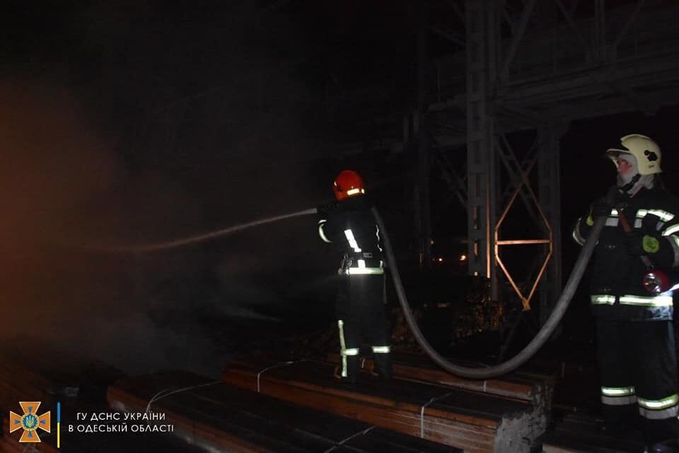 В ГСЧС показали ликвидацию пожара в порту Одессы