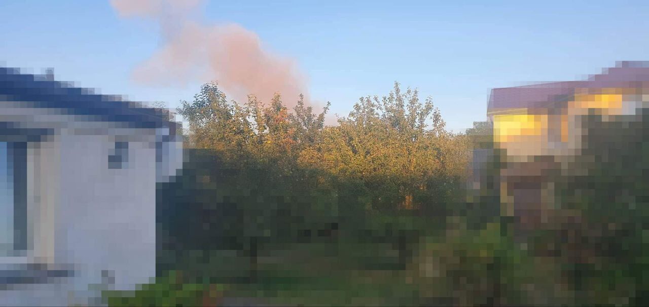 После ракетного удара оккупантами по одной из громад Вышгородского района поднялся густой дым.