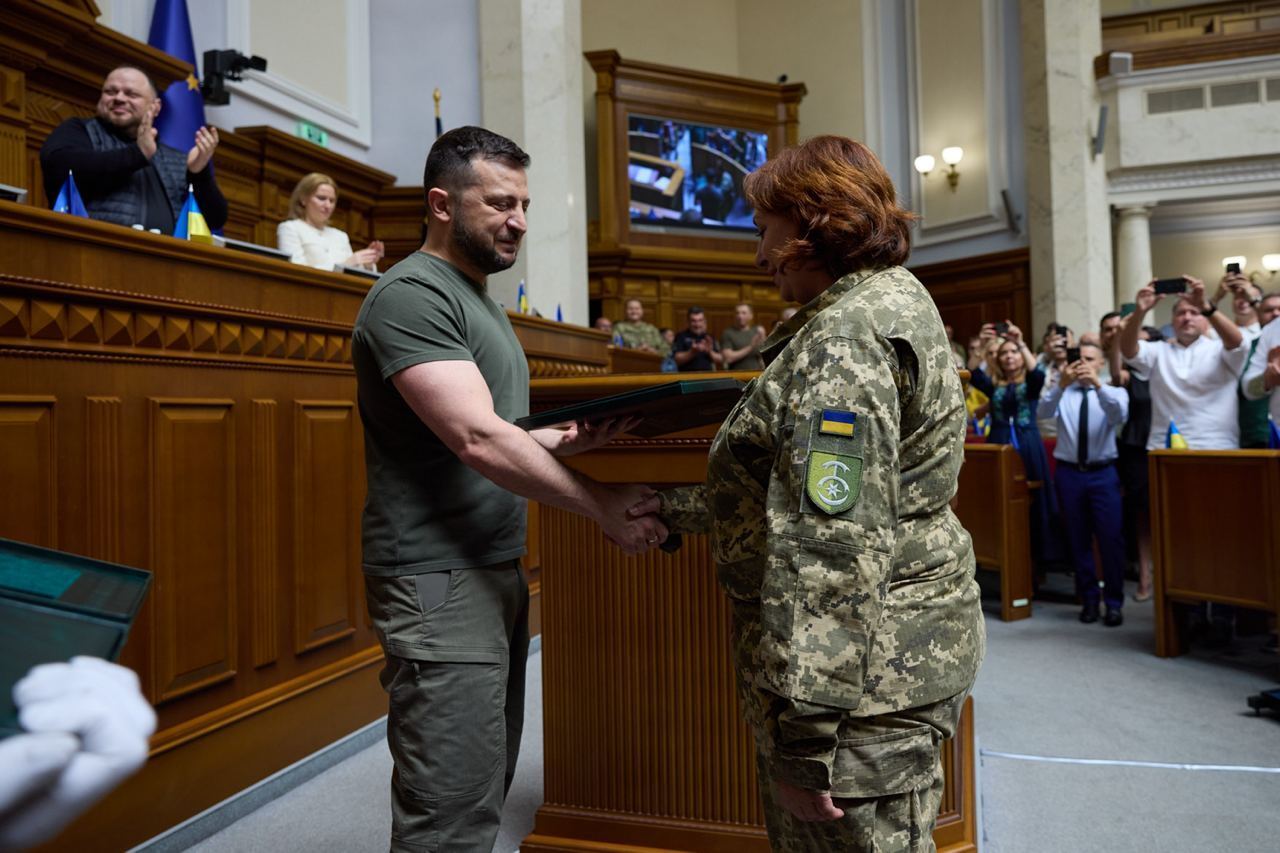 Зеленський вручив "Хрест бойових заслуг" українським захисникам: для сильних людей за сильні вчинки
