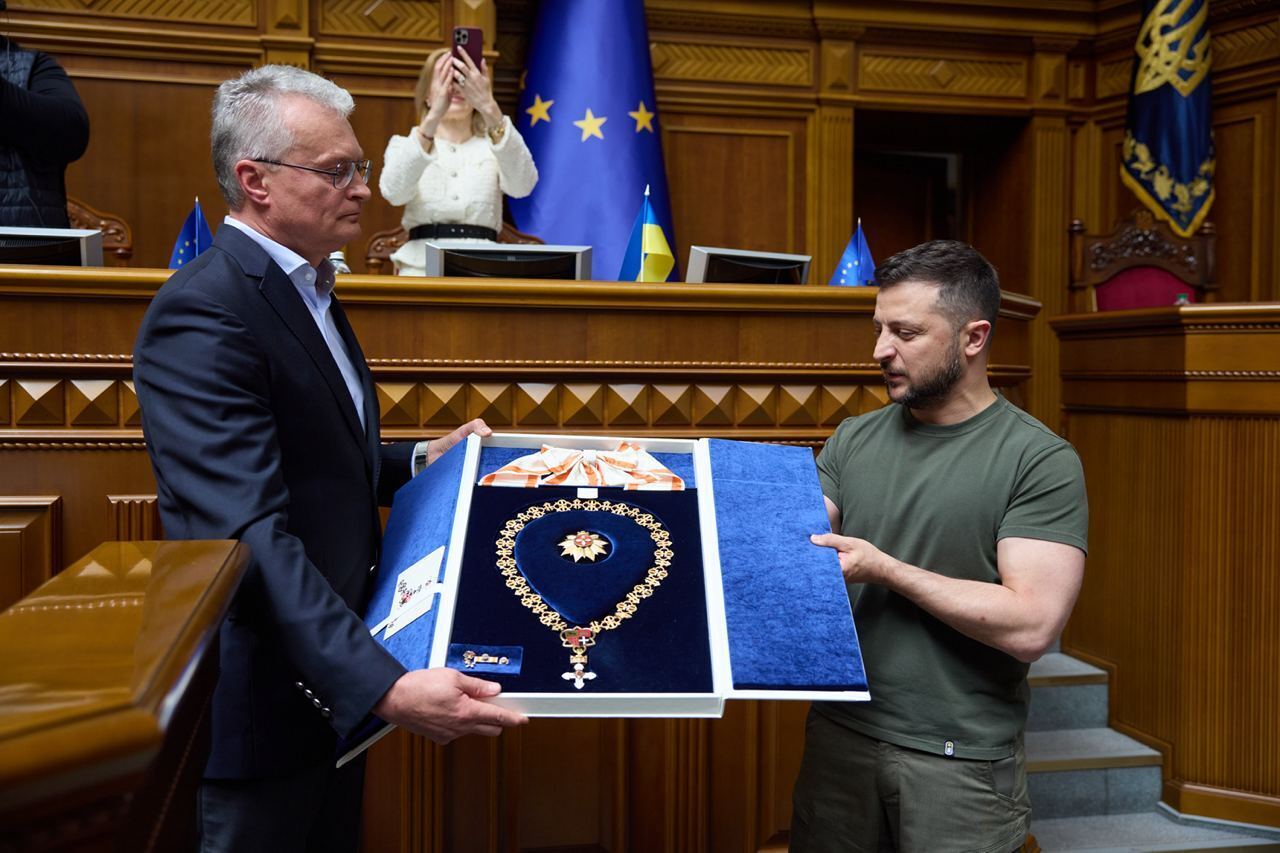 Он вручил Зеленскому высшую государственную награду Литвы