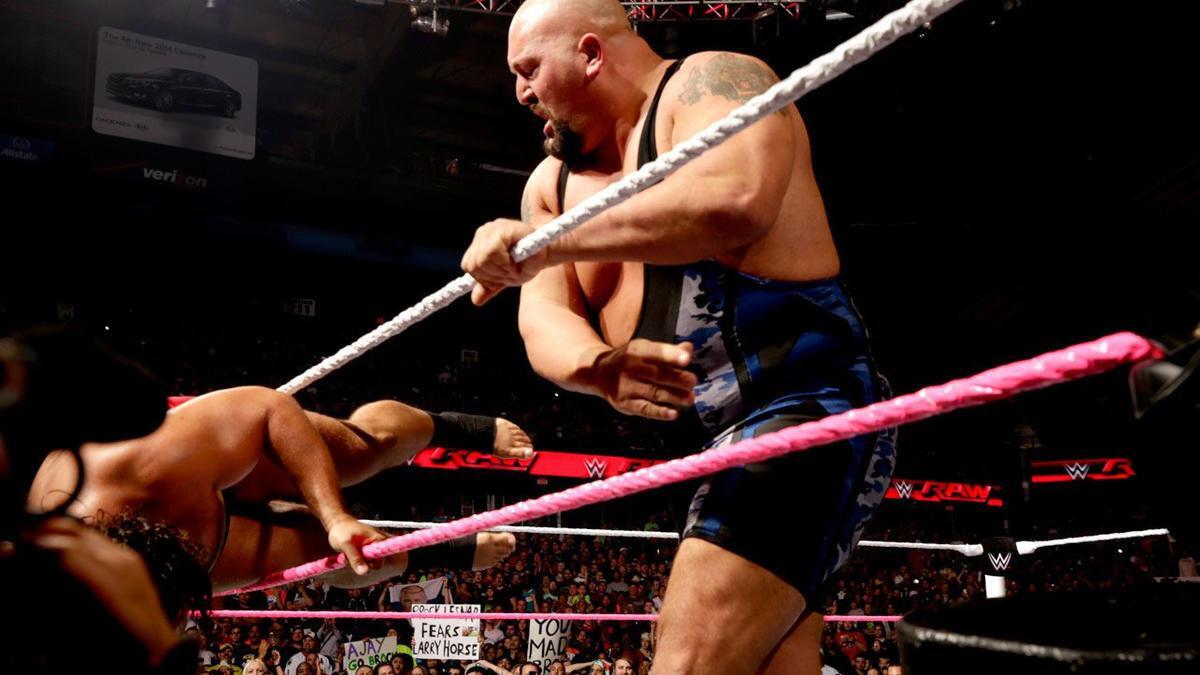 Big Show выкинул Русева с ринга