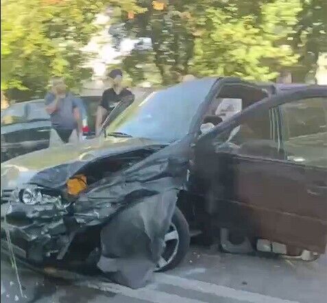 В результате ДТП повреждено шесть машин.