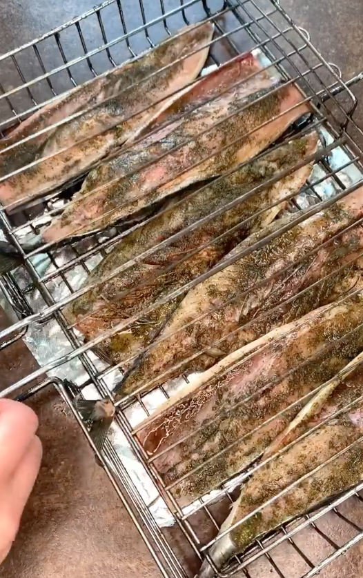 Как запечь рыбу на сетке