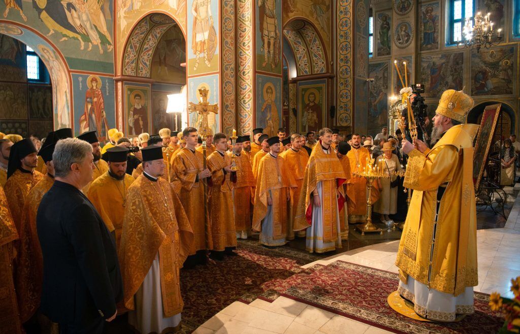 После службы Порошенко сказал журналистам, что крайне важно продолжить процесс переходов общин в ВТО от церкви страны-оккупанта.