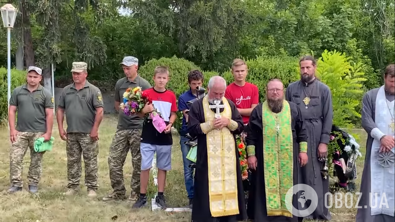 На похоронах загиблого бійця піп УПЦ МП хрестом побив священика ПЦУ