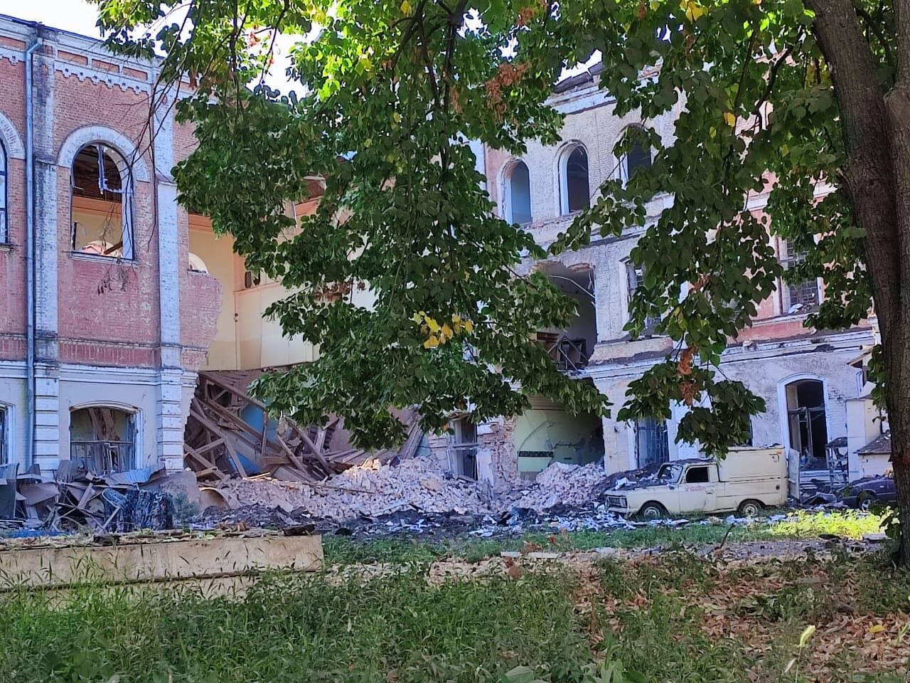 Зруйнована російським обстрілом будівля вишу в Харкові