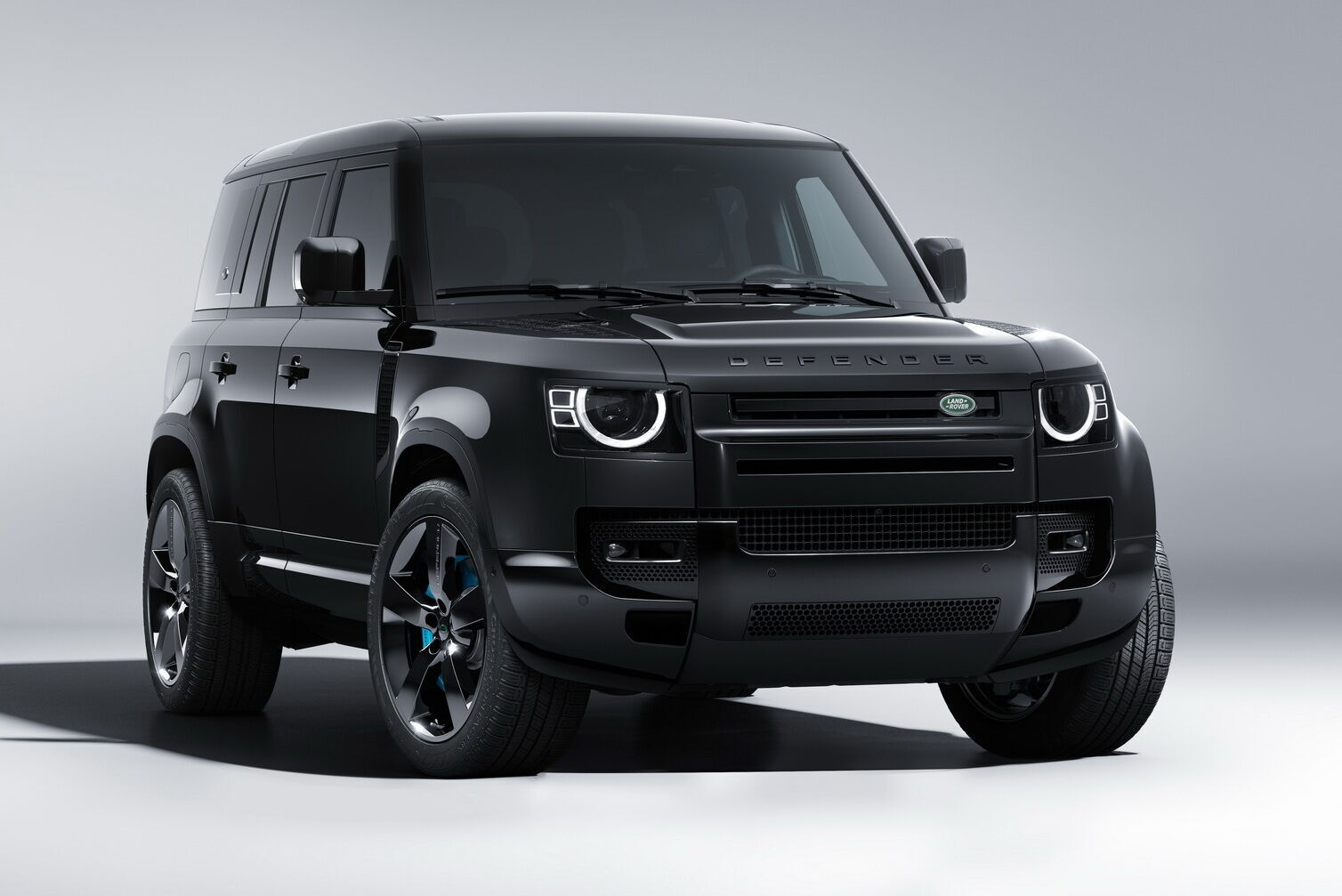 Defender 110 V8 Bond Edition специально создан компанией Land Rover для коллекционеров и фанов франшизы о приключениях Бонда