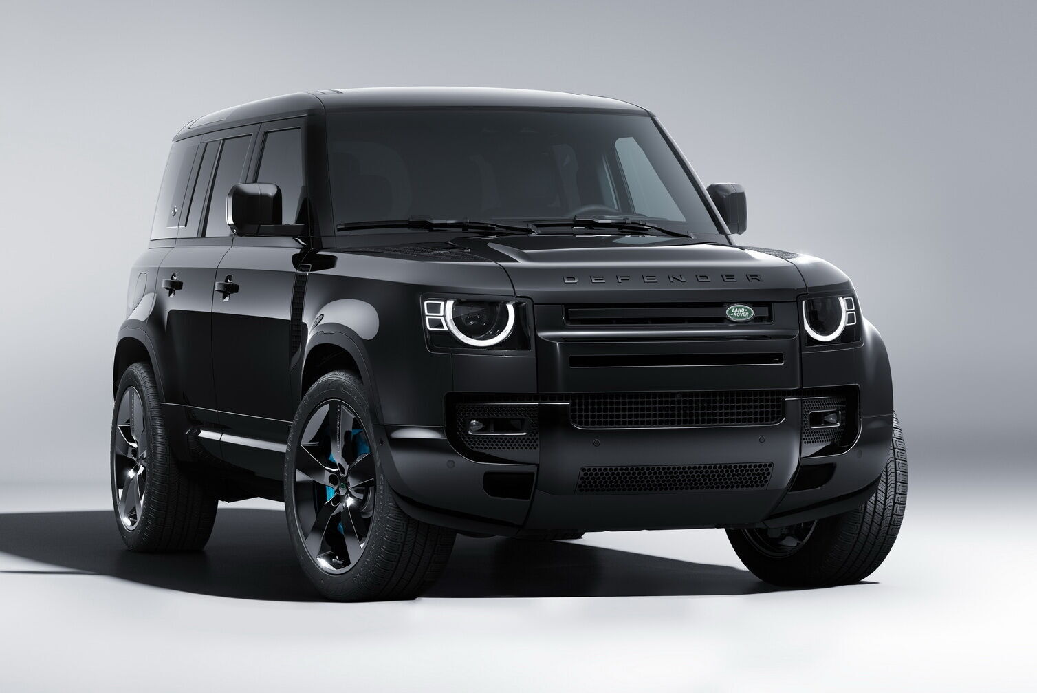 Defender 110 V8 Bond Edition спеціально створений компанією Land Rover для колекціонерів та фанів франшизи про пригоди Бонда