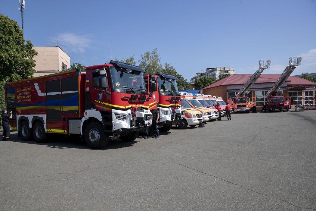В частности, Киев получил 2 новых автомобиля Renault для пенного тушения пожаров.