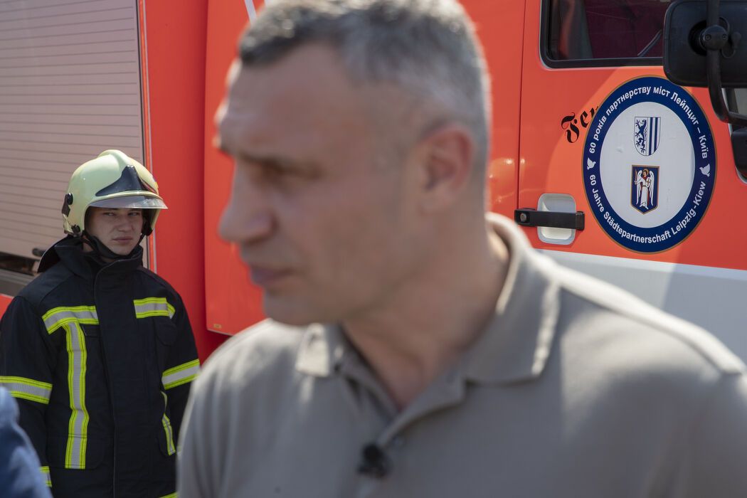 Як допомогу, від двох міст-побратимів Київ отримав 7 карет швидкої допомоги