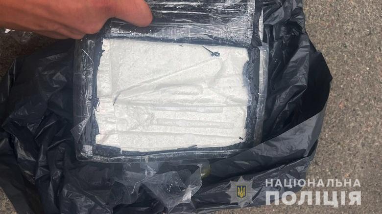 У чоловіка знайшли кілограм кокаїну.
